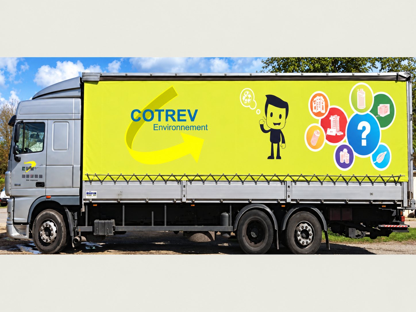 Camion gris à bâche jaune Cotrev Environnement